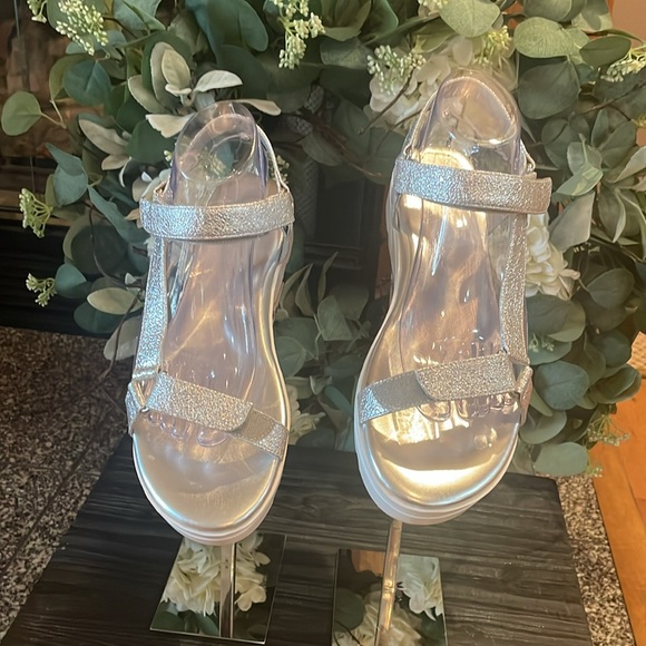 Nine West Bringly 3 Silver Sandals, Size 9 - Picture 2 of 7